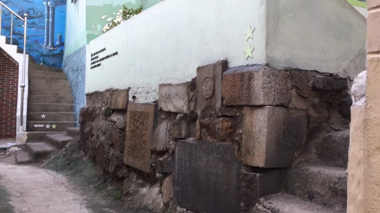 日本人墓地上にある「峨嵋碑石文化村」スラム街韓国釜山タルトンネ月の村に潜入